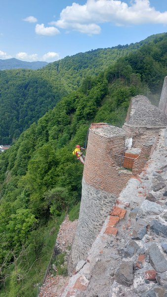 Întârzieri la restaurarea celebrei cetăți de la Poenari, locul unde se refugia Vlad Țepeș în vremurile grele. Care sunt motivele
