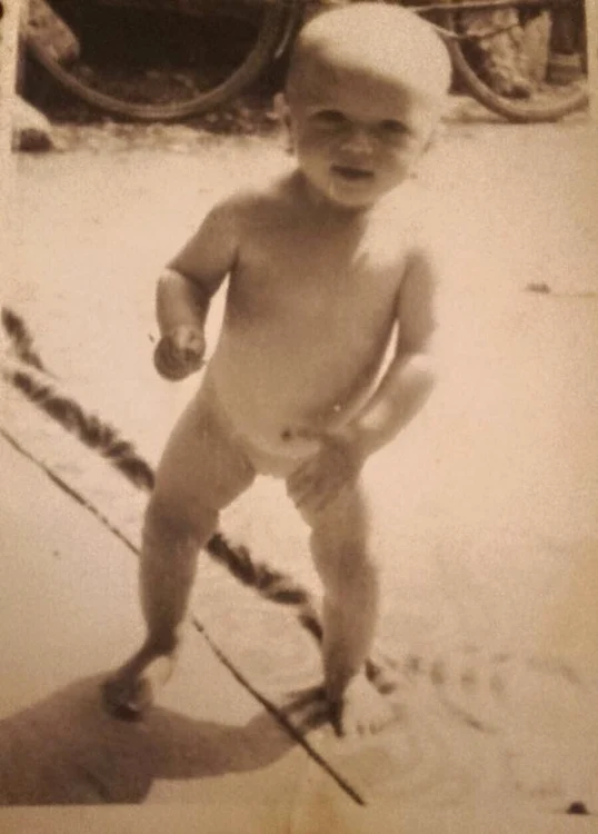 Așa arăta Adela Popescu (29 de ani) când era mică