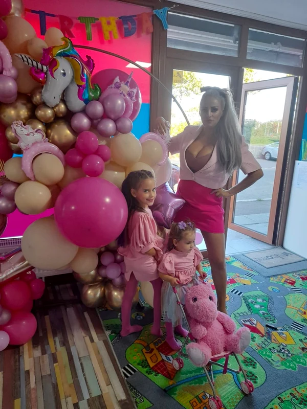 Sânziana Buruiană a fost super sexy la petrecerea aniversară a micuței Antonia. Fetița a împlinit doi ani!