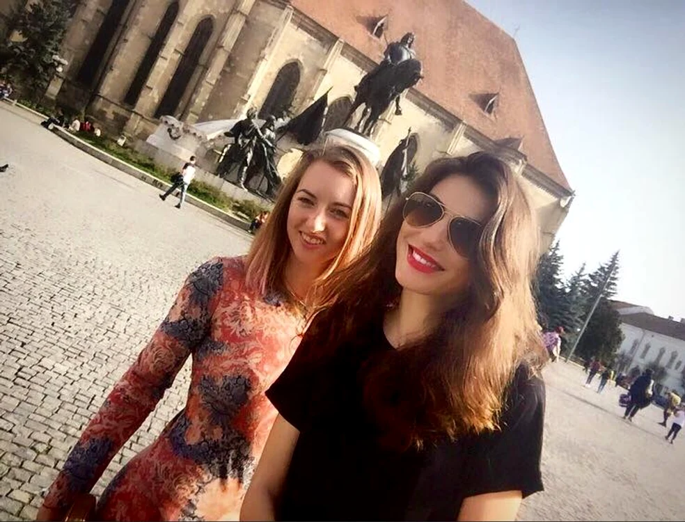 Triplusaltista Cristina Bujin (dreapta), alături de Bianca Răzor, specialistă la 400 de metri