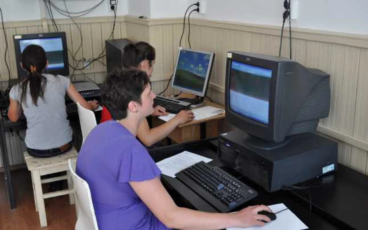 Oamenii învaţă ce înseamnă calculatorul
