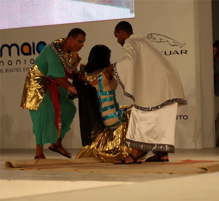 A fost ajutată de doi actori pentru a se putea ridica