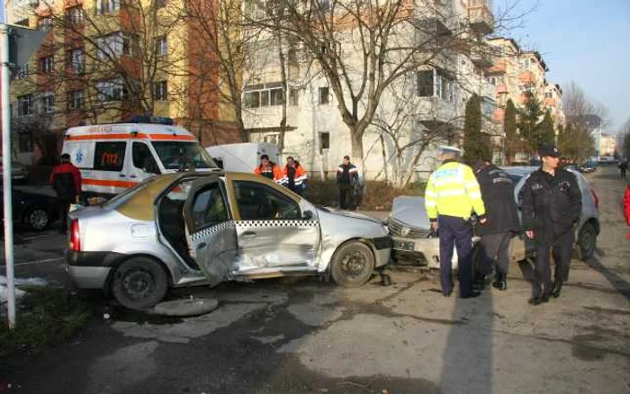 Pompierii au ajutat la scoaterea taximetristului din maşină                      FOTO: Laurenţiu Ionescu