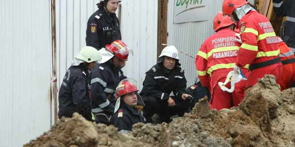 Echipajele de la Pompieri și Salvare au încercat să-l salveze pe muncitorul accidentat (foto: arhivă Adevărul)