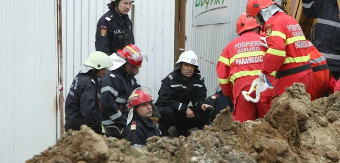 Echipajele de la Pompieri și Salvare au încercat să-l salveze pe muncitorul accidentat (foto: arhivă Adevărul)