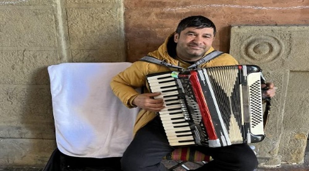 Fănel, românul care cântă la acordeon pe străzile din Bologna pentru a-și întreține familia: „Fata mea ar putea să studieze matematica la universitate“