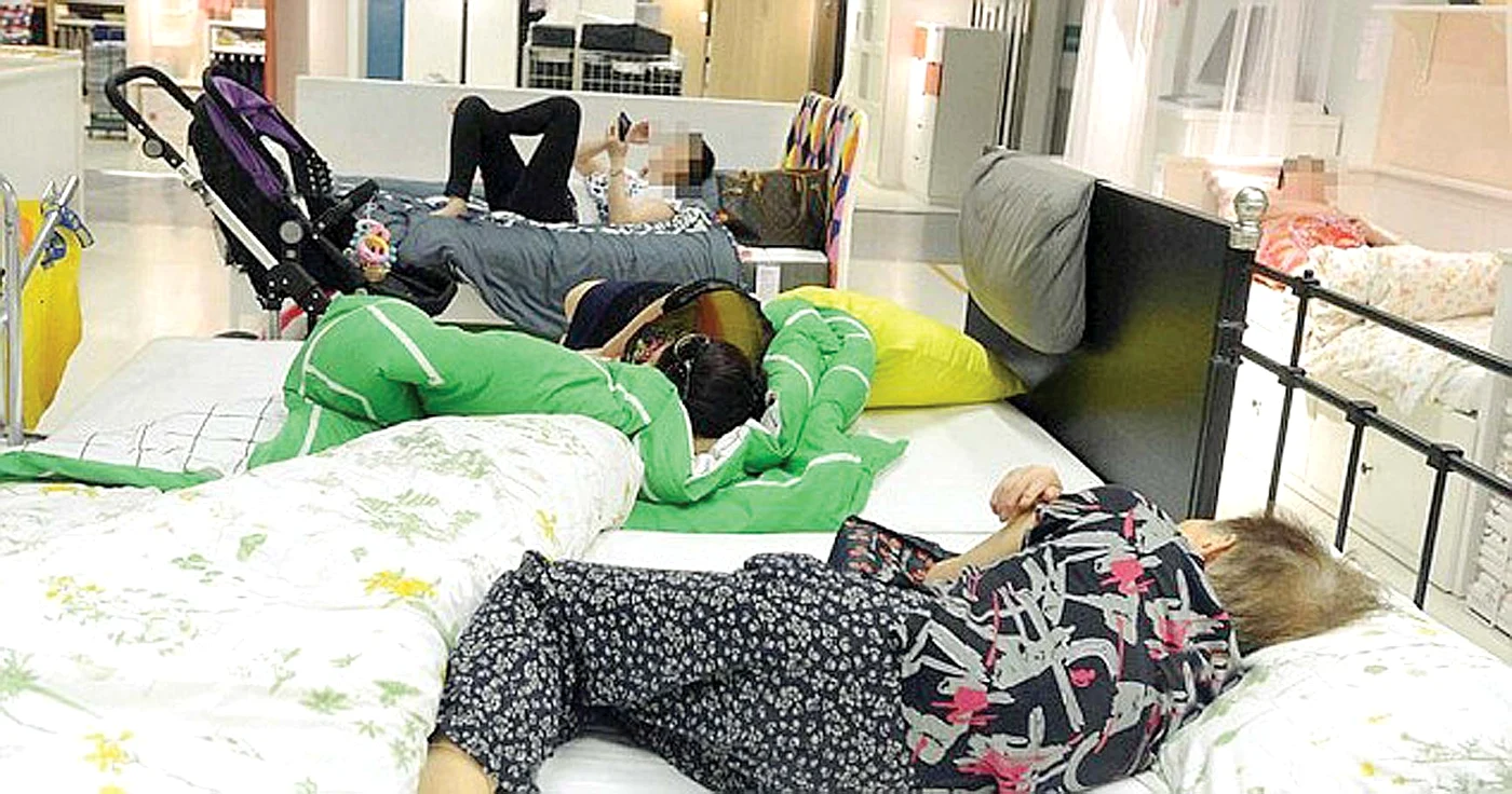 Chinezii dorm pe canapelele şi paturile din magazin