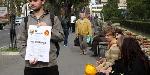 Protest inedit în faţa Primăriei Iaşi