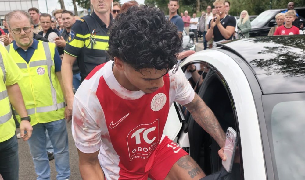 Fotbalist snopit în bătaie de antrenorul rivalilor: l-a lăsat inconștient și plin de sânge în tunelul spre vestiare. Anchetă în desfășurare