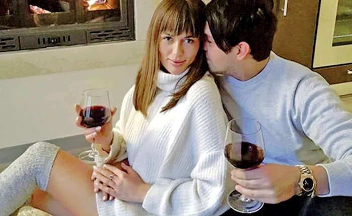 Bogdan şi Maria s-au încălzit la şemineu după petrecerea din club