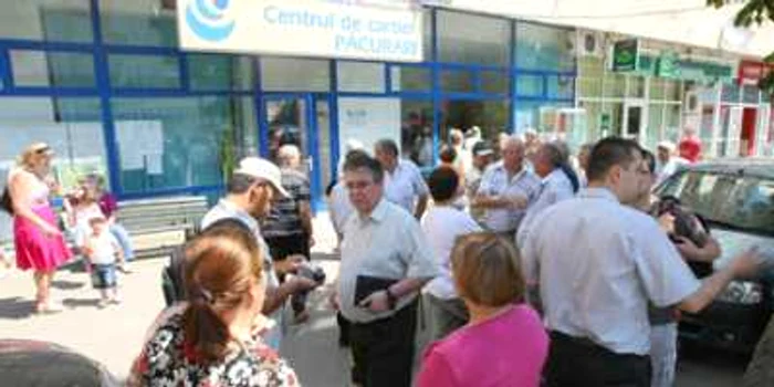 Oamenii aşteptau afară ca să intre pe rând la întâlnirea cu edilul şef al Iaşiului