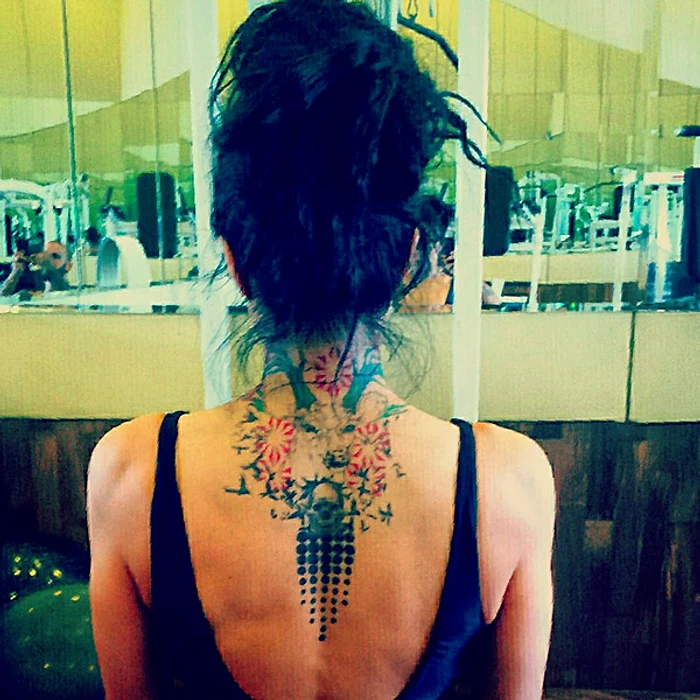 Bruneta şi-a desenat pe spate un cerb 