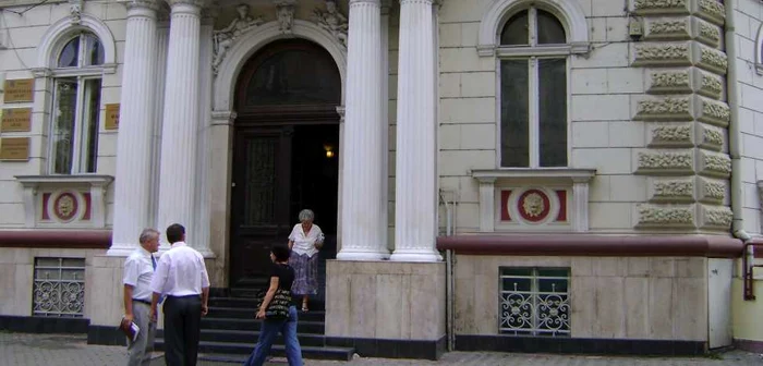 Arad: Falsă ”ofițereasă” prinsă la coafor