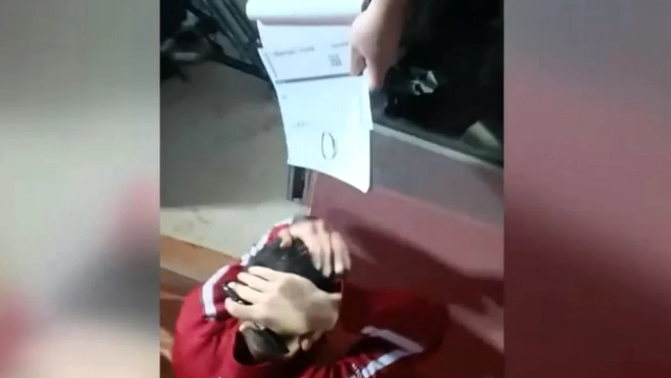 Novak Djokovik, lovit în cap cu o sticlă Foto: captură video Twitter 