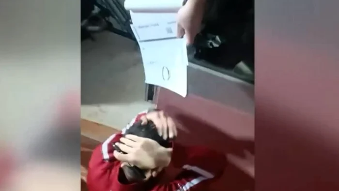 Novak Djokovik, lovit în cap cu o sticlă Foto: captură video Twitter