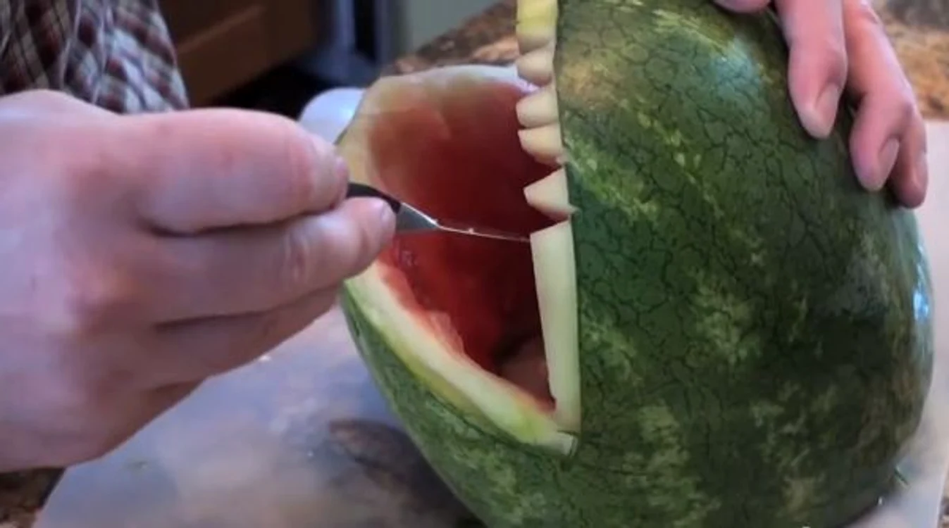 Dintr-un pepene verde cu miezul roşu pot fi făcute diverse figurineFoto: Captură Youtube