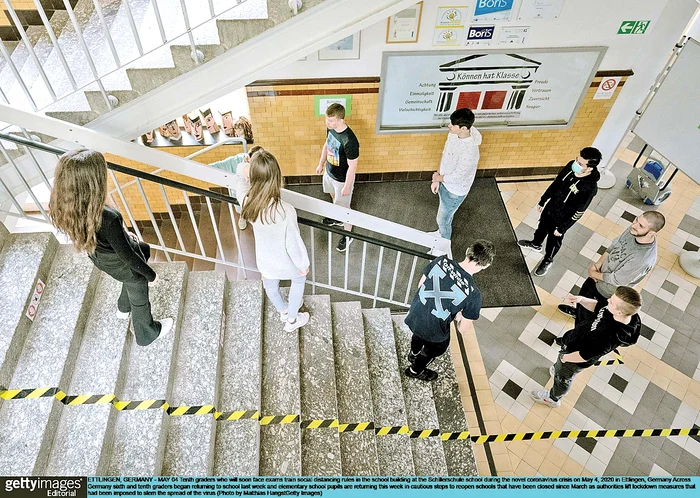 Au fost trasate culoare de siguranţă pe holurile şcolii pentru a evita infectarea