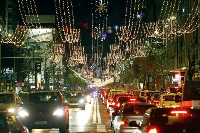 
    Bd. Magheru. Instalaţiile de Crăciun, dispuse  pe şapte rânduri, luminează  bulevardul de la un capăt la celălaltFoto: David Muntean  