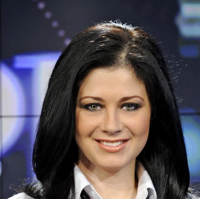 Corina Dănilă (44 de ani) moderează emisiunea ”Ieri Azi Mâine” de la TVRFoto: Arhiva personală