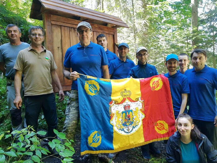 Istoricul Cornel Jurju (centru, cu șapcă albastră) alături de voluntarii care au realizat traseul.