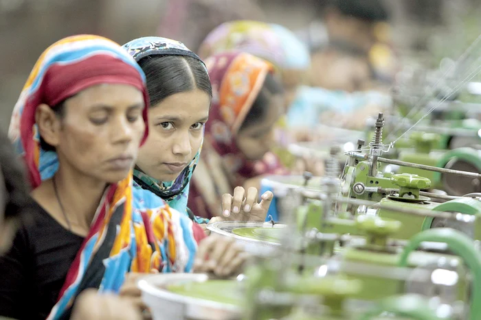 
    Oltencele nu vor să muncească pentru numai 724 de lei net pe lună. Primarul a găsit soluţia la mii de kilometri distanţă  