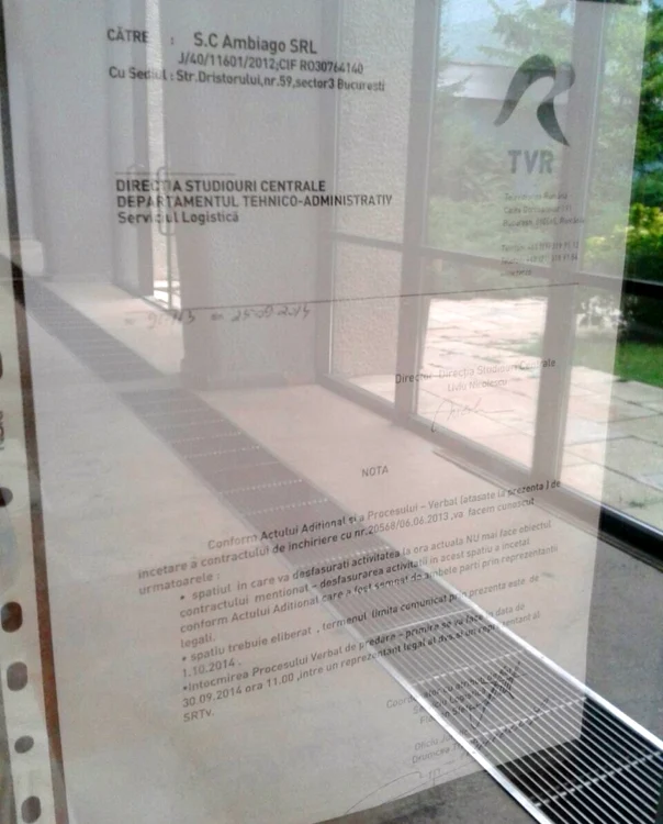 Anunţul privind închiderea localului a fost lipit pe uşa de la intrare