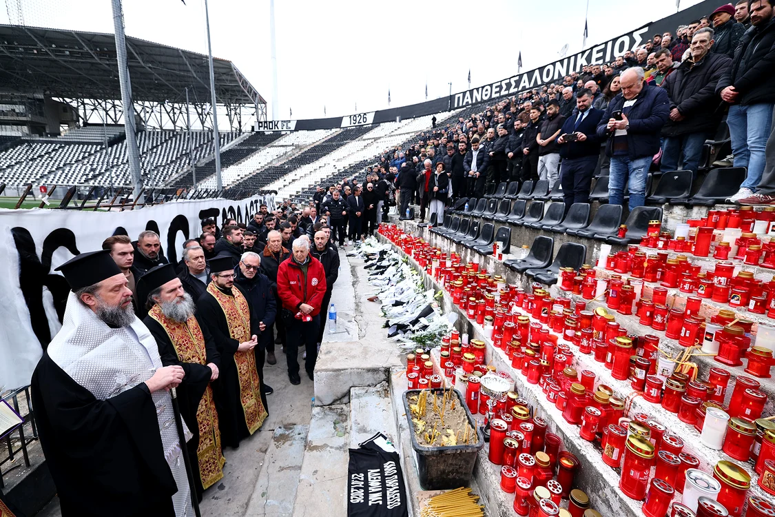 Slujbă pe stadion în memoria suporterilor morți în accidentul din România. Foto: Kathimerini
