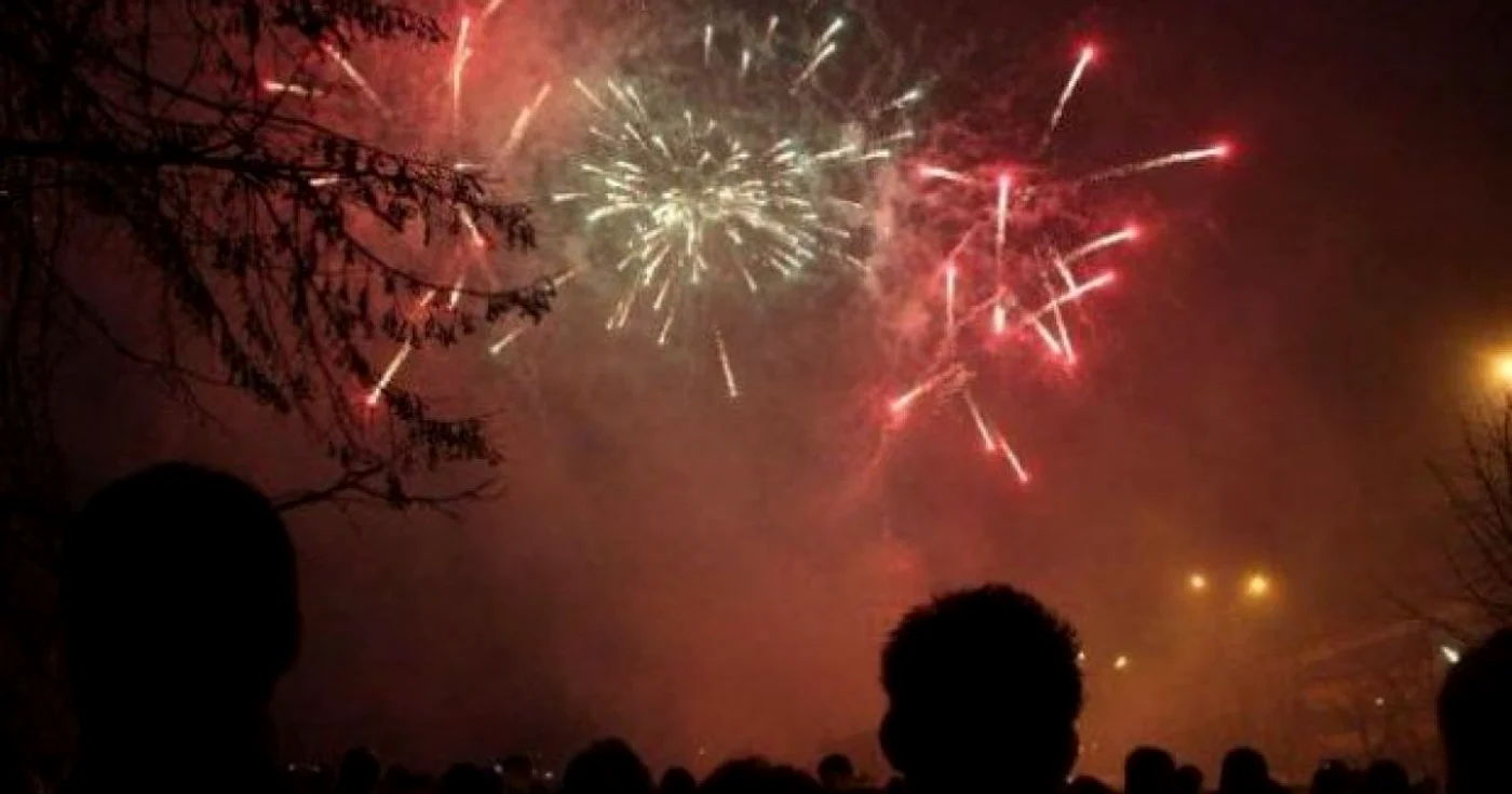 Focurile de artificii sunt omniprezente în noaptea dintre ani