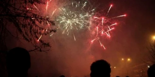 Focurile de artificii sunt omniprezente în noaptea dintre ani