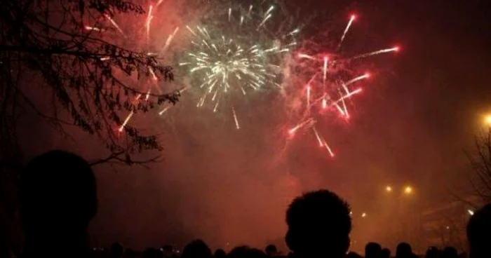 Focurile de artificii sunt omniprezente în noaptea dintre ani