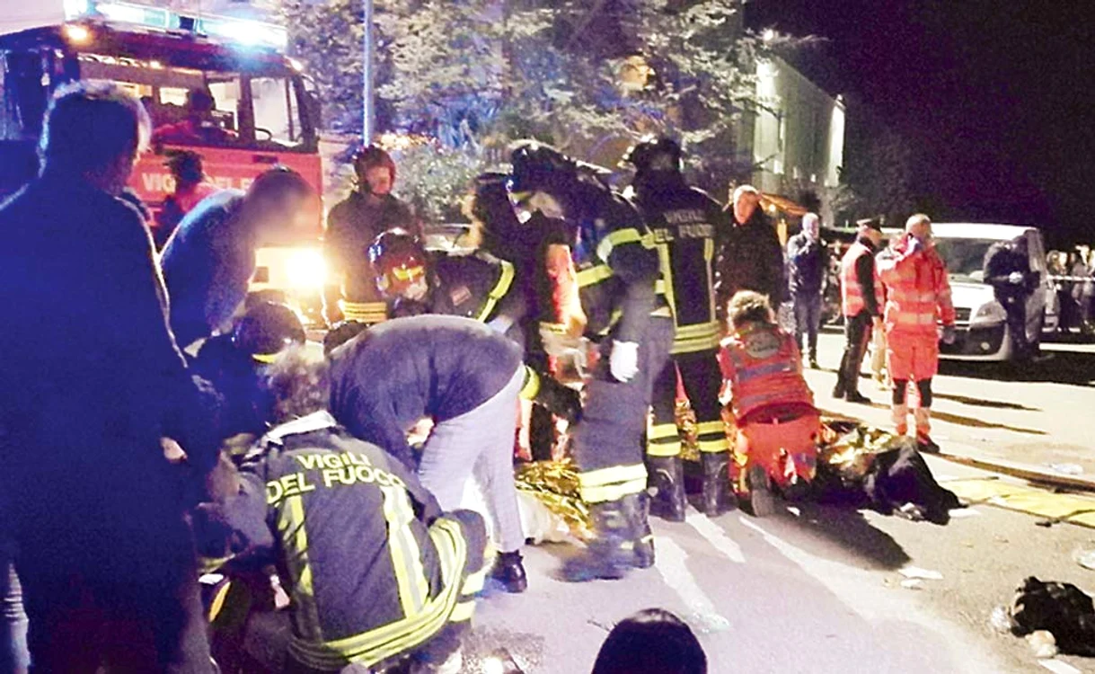 
    Trei băieți, două fete și mama uneia dintre ele şi-au pierdut viaţaFoto: EPA  