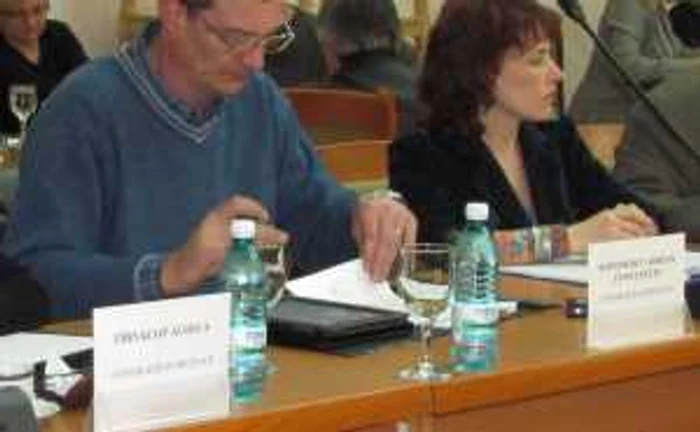 Consilierii judeţeni iau bani pentru ... a se juca pe tabletă