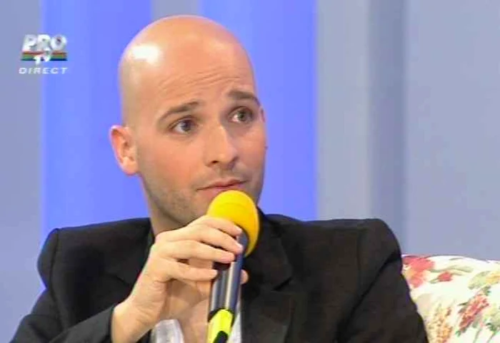 Andrei Ştefănescu încearcă să treacă peste despărţirea de Sylvia. (captură Pro TV)