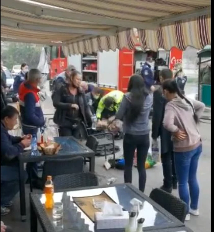 Cei doi poliţişti sunt acuzaţi de purtare abuzivă şi lovituri cauzatoare de moarte, iar pe parcursul anchetei au interdicţie să comunice între ei, precum şi cu rudele victimei, dar şi cu martorii FOTO Captură video