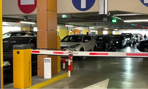 Haos în parcările din Oradea, după o eroare administrativă. Șoferii au rămas blocați zeci de minute FOTO ebihoreanul.ro