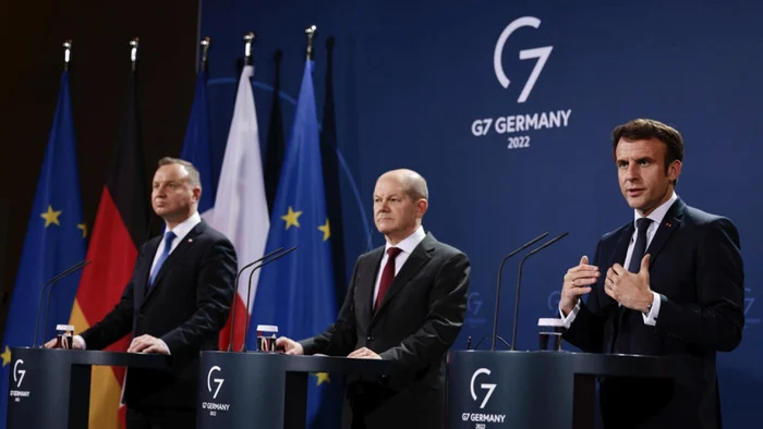 Triunghiul de la Weimar: Preşedintele francez Emmanuel Macron (dreapta), cancelarul german Olaf Scholz şi preşedintele polonez Andrzej Duda în conferinţa de presă de marţi seara de la Berlin FOTO EPA-EFE