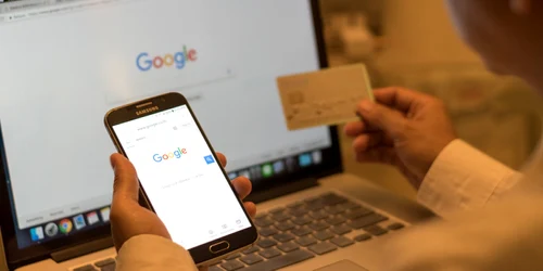 Google pay card smartphone laptop FOTO Shutterstock