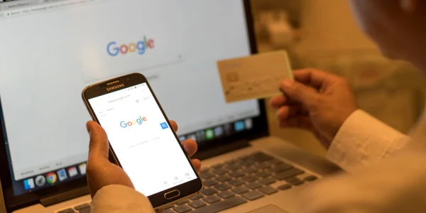 Google pay card smartphone laptop FOTO Shutterstock