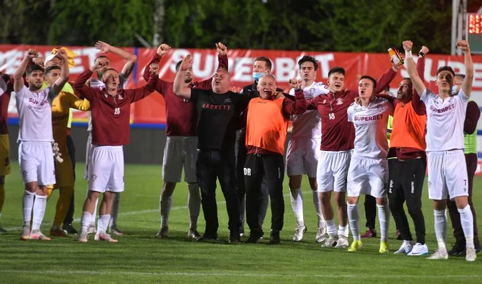 Bucuria rapidiștilor după o victorie care i-a apropiat de prima ligăFOTO: Sportpictures.eu