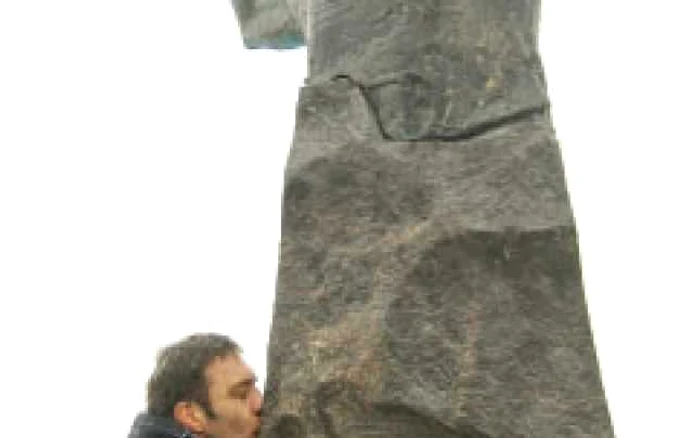 Dejan Perici,  căpitanul lui Veszprem, a sărutat statuia lui „Păsărilă“