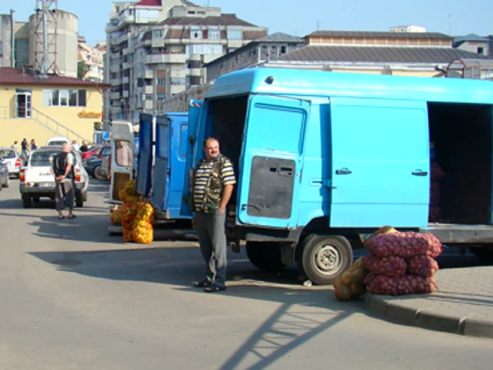 Botoşani: Legume şi fructe vândute în parcări direct din maşină