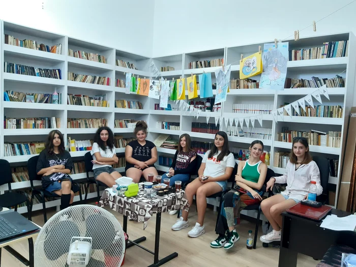 Adolescentele din Vulpeni fac acum parte din reteațua Fetelor Neînfricate FOTO: arhiva R. Drăguț