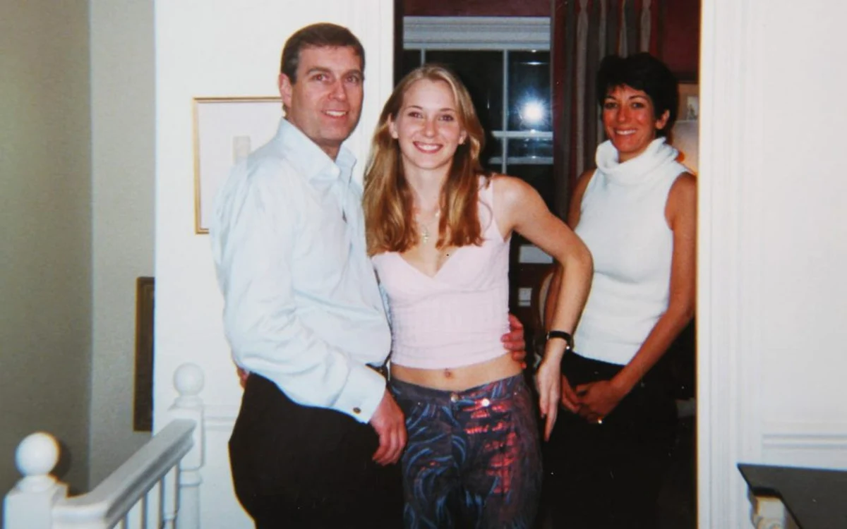 Prințul Andrew cu Virginia Giuffre și Ghislaine Maxwell. FOTO: Profimedia