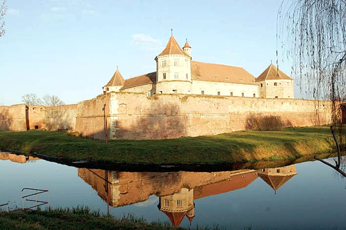 Cetatea Făgăraş (România),  construit în sec. al XIV-lea