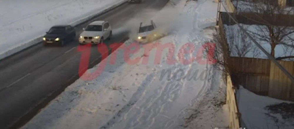 Momentul în care doi șoferi inconștienți fac o triplare, iar unul dintre ei ajunge cu mașina în șanț VIDEO