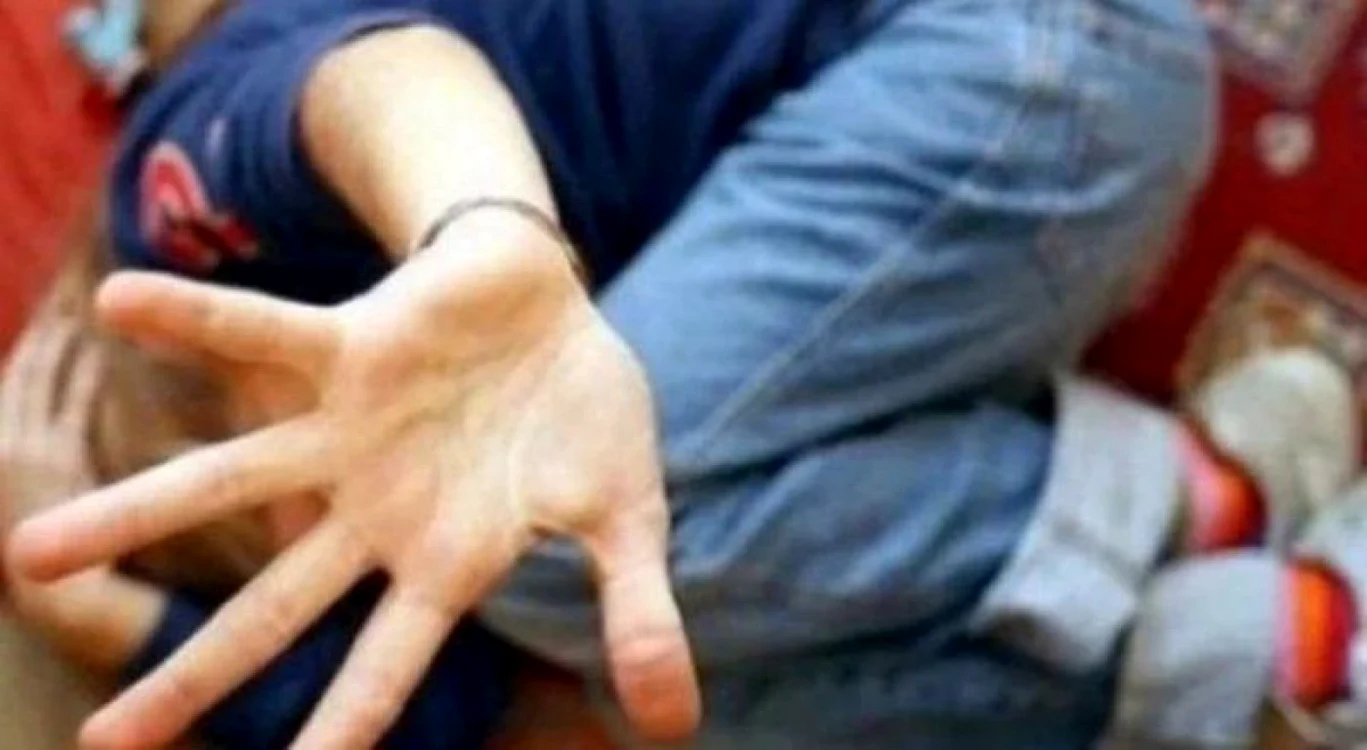 Un adolescent acuză că a fost lovit de un angajat al asociaţiei unde era în plasament. FOTO: arhivă