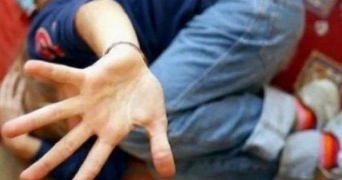 Copil în plasament, agresat de un angajat al unei asociații din Arad. 20 de minori au fost mutați de urgență după acuzaţii de abuzuri