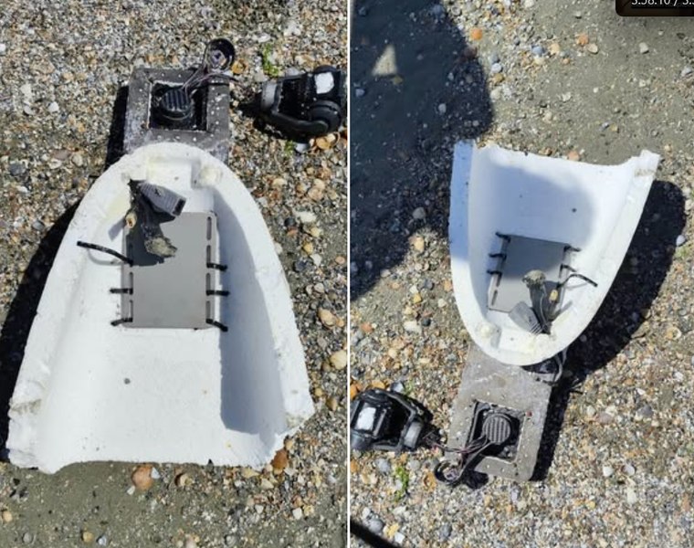 Resturi ale unei drone, aduse de valuri la malul mării, în Olimp. Un turist și salvamarii au observat obiectul în larg