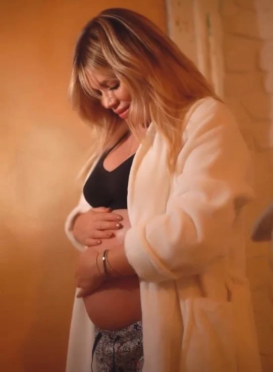 
    Gina Pistol le-a arătat fanilor burtica de gravidăFoto Instagram  