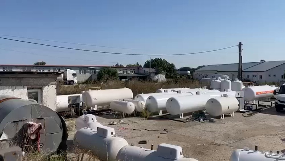 Nereguli la firmele familiei Doldurea, din Caracal. Un depozit e chiar lângă Pompieri. „Stăm pe un butoi de pulbere!“ VIDEO